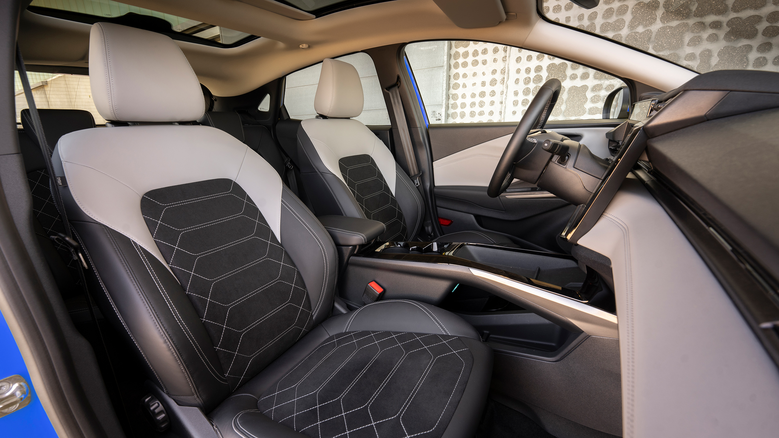 Vordersitze eines Ford Puma Gen-E in der Farbkombination schwarz-beige.