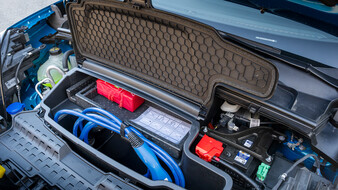 Im Frunk des Ford Puma Gen-E verstautes, blaues Ladekabel für Elektroautos.