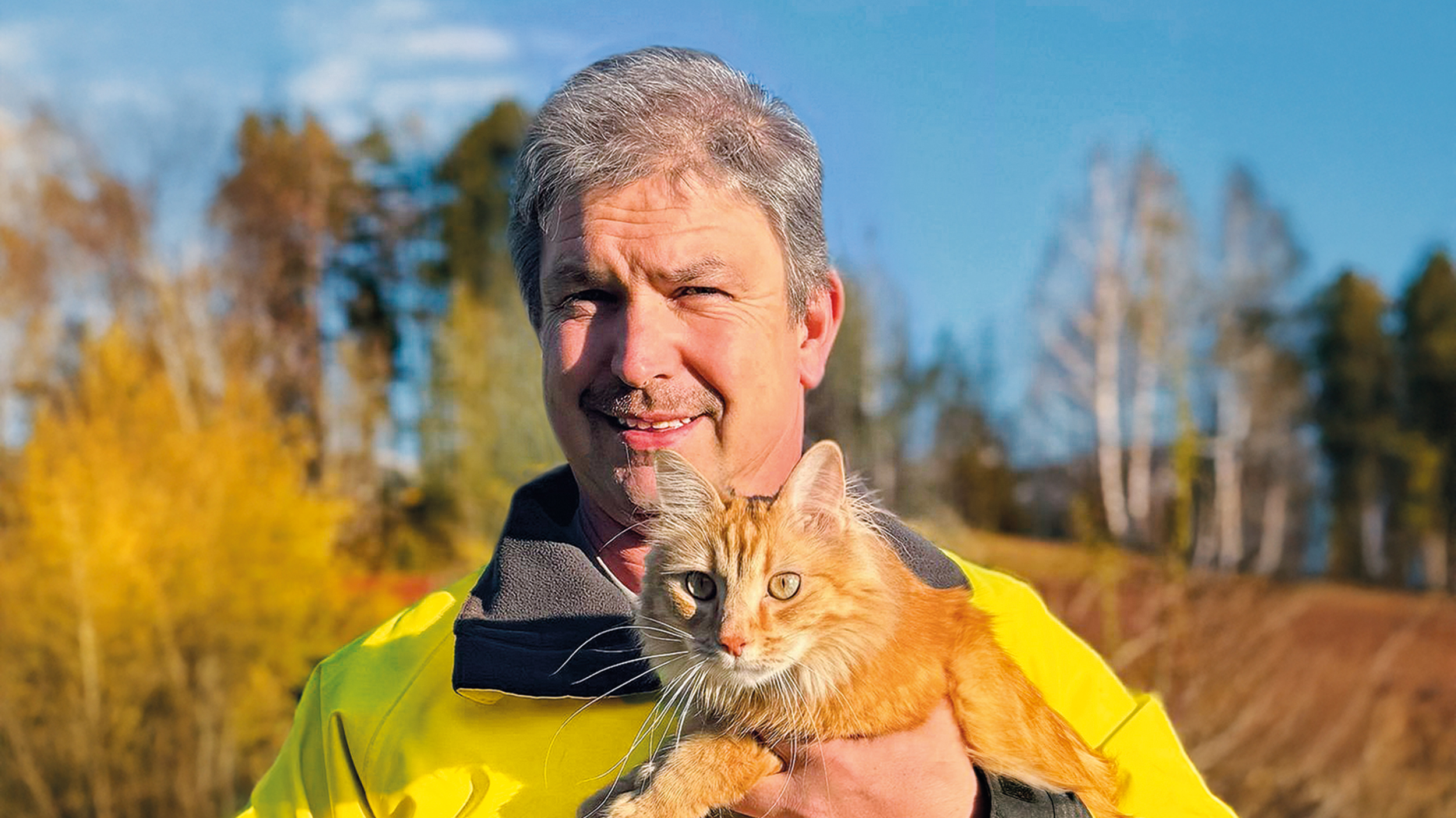 Pannenfahrer mit einer roten Katze im Arm.