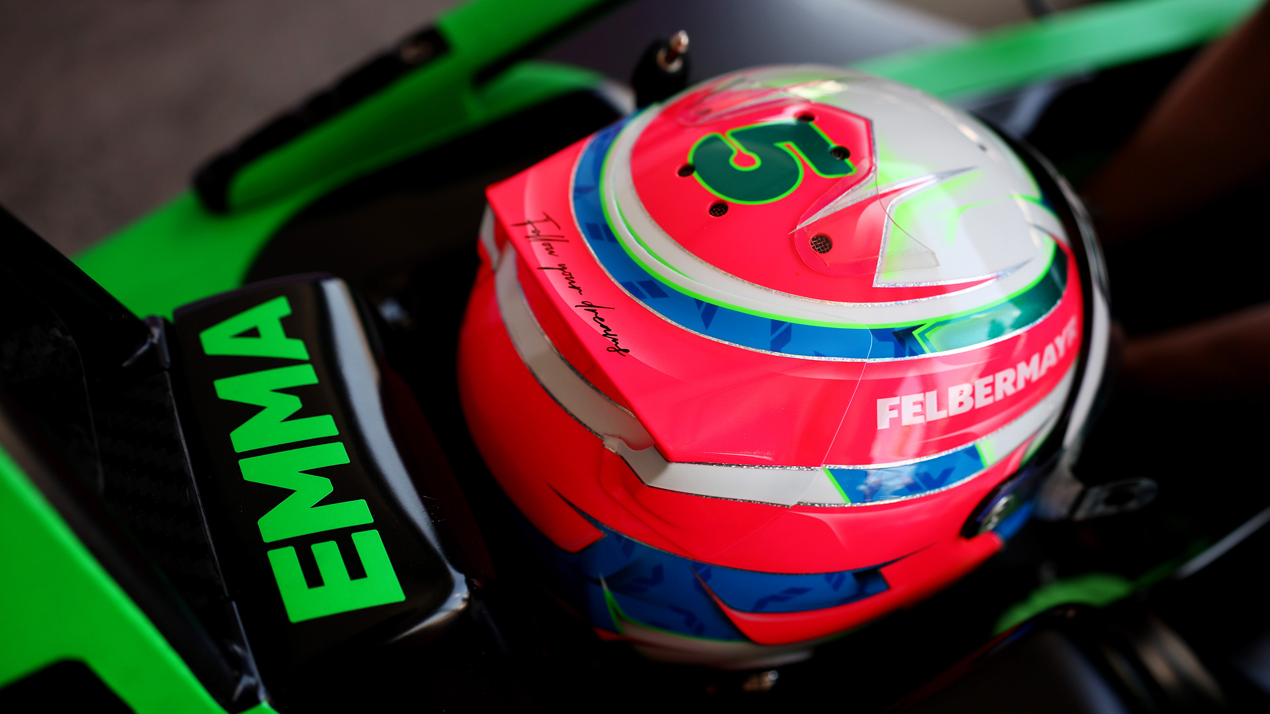 Der Helm von Emma Felbermayr. Er ist rot, es ist eine 5 darauf. 