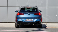 Heckansicht eines großen, blauen SUV