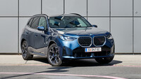 Großes, blaues SUV vor einer grauen Wand