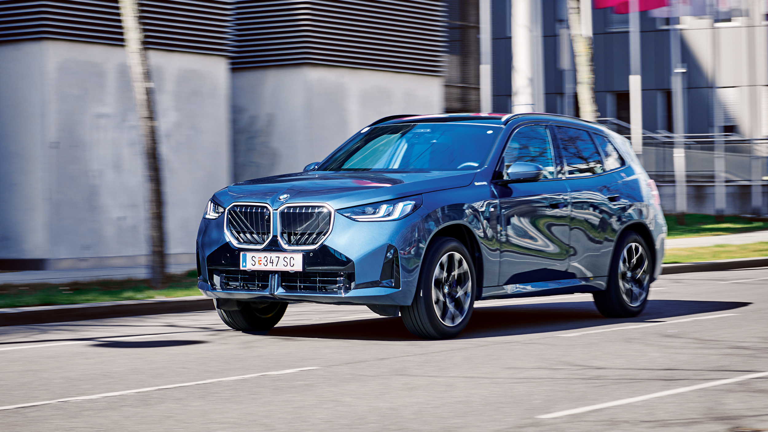 Großes, blaues SUV in Fahrt