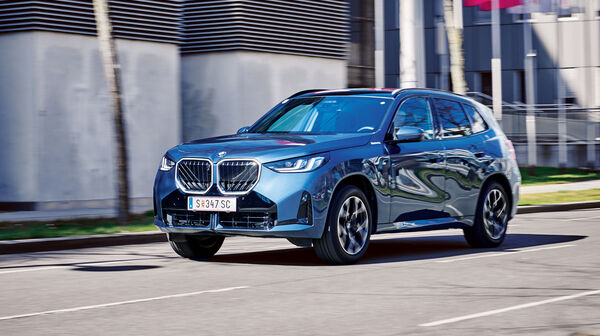 Großes, blaues SUV in Fahrt