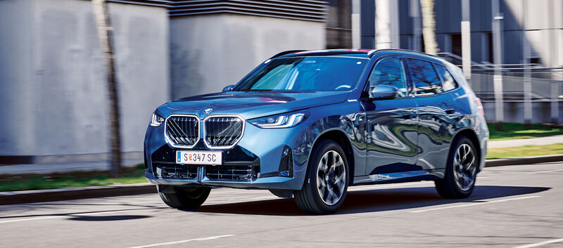 Großes, blaues SUV in Fahrt