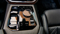 Mittelkonsole mit Drehrad und Automatikwählhebel eines Autos