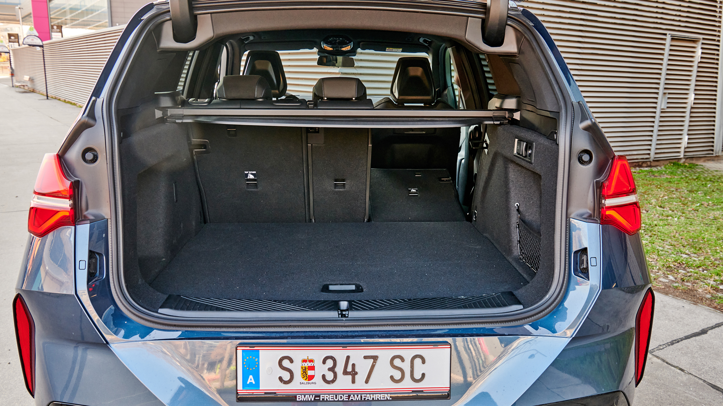 Geöffnete Heckklappe eines blauen SUV
