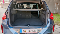 Geöffnete Heckklappe eines blauen SUV