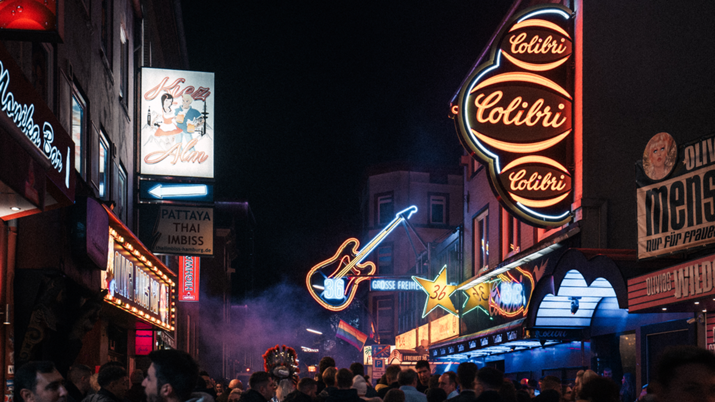 Die Reeperbahn, Hamburgs Vergnügungsviertel. Hier traten die Beatles erstmals auf.