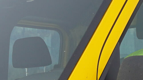 Auf dem Bild sieht man einen jungen Pannenfahrer des ÖAMTC. Er sitzt in seinem gelben Pannenfahrzeug, schaut beim seitlichen Fenster heraus.. Er hat eine gelbe Jacke an.