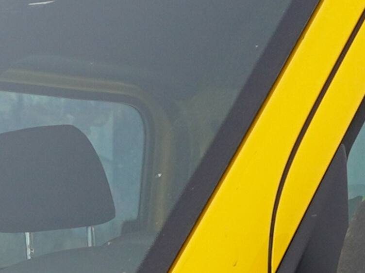 Auf dem Bild sieht man einen jungen Pannenfahrer des ÖAMTC. Er sitzt in seinem gelben Pannenfahrzeug, schaut beim seitlichen Fenster heraus.. Er hat eine gelbe Jacke an.