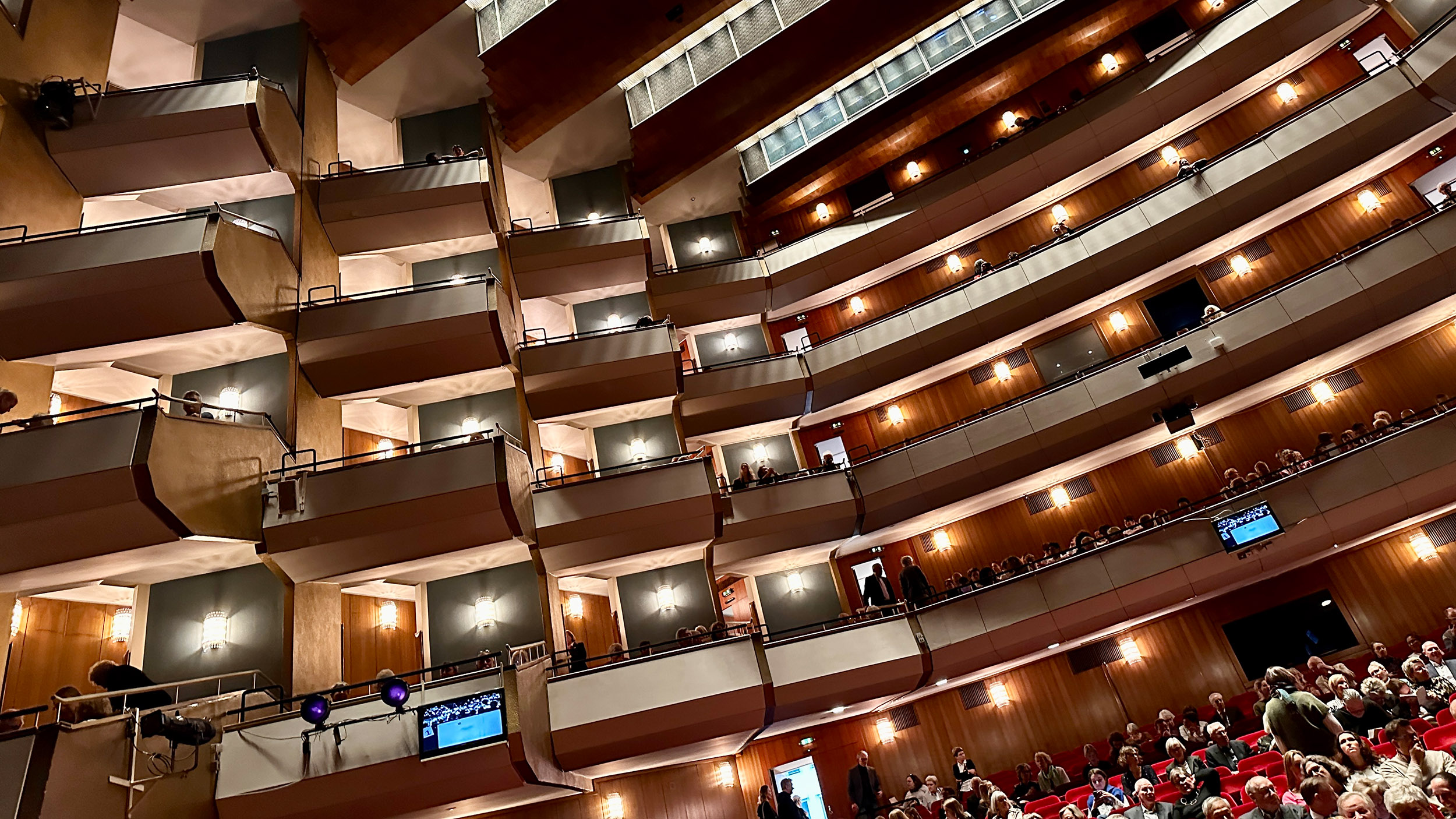 Hamburgs Staatsoper wurde im Jahr 1955 im Stil der Moderne wieder aufgebaut. 