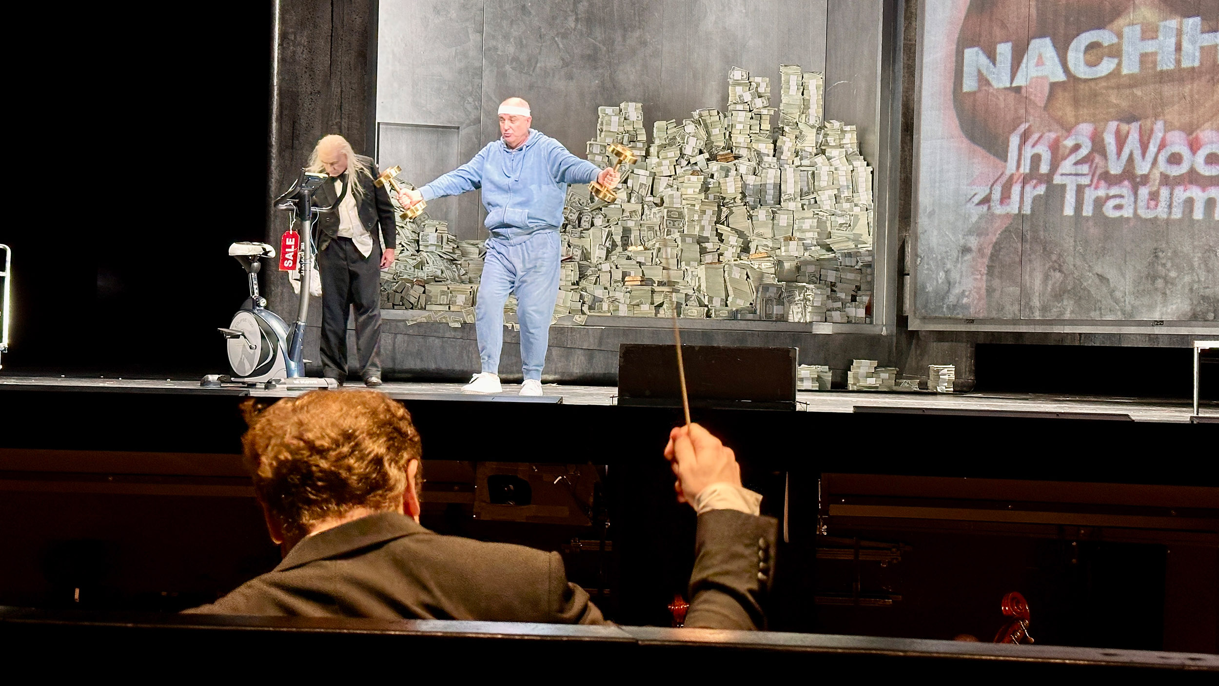Das Bühnenbild der Inszenierung von Donizettis Don Pasquale ist sehr progressiv.