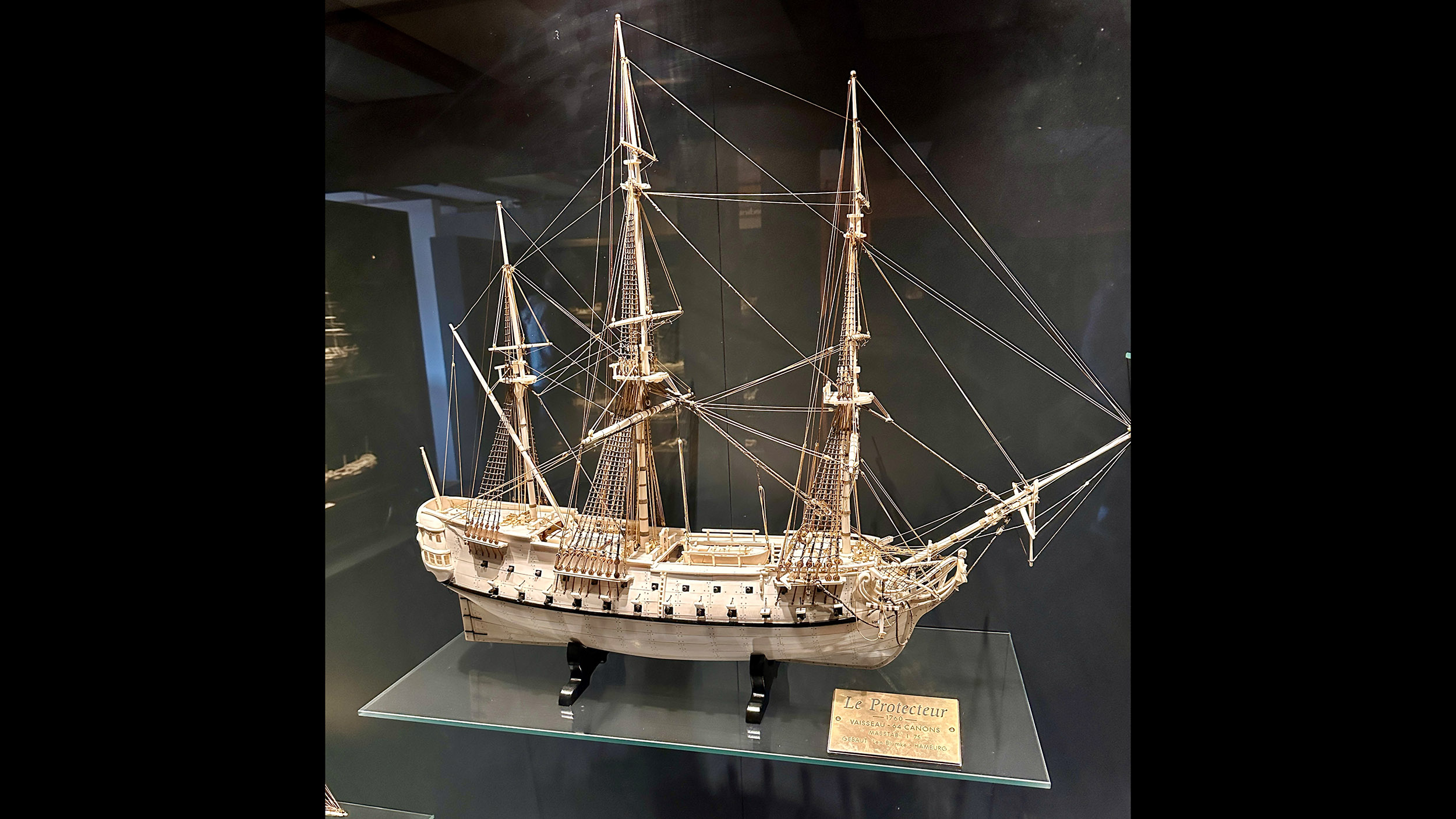 Hier das Modell eines Kriegsschiffs aus dem Jahr 1760, das mit 64 Kanonen bestückt ist.