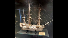 Hier das Modell eines Kriegsschiffs aus dem Jahr 1760, das mit 64 Kanonen bestückt ist.
