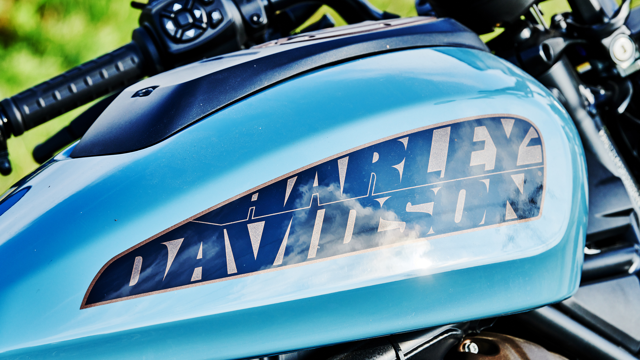 Kleiner, tropfenförmiger, türkiser Tank mit zweizeiligem Harley Davidson-Schriftzug.