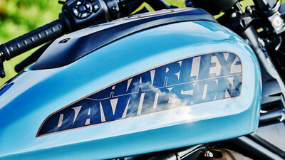 Kleiner, tropfenförmiger, türkiser Tank mit zweizeiligem Harley Davidson-Schriftzug.