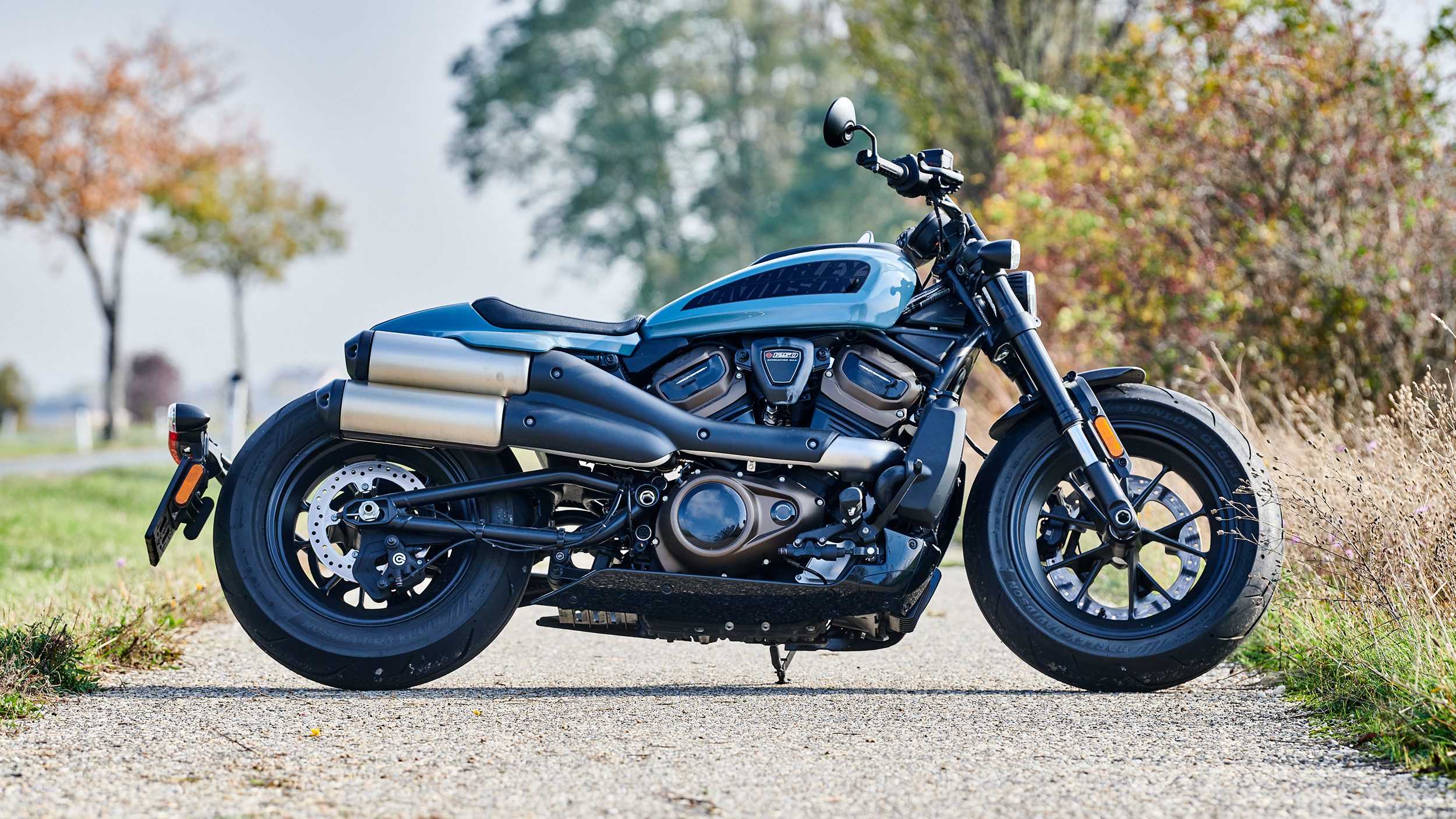 Am Seitenständer abgestellte Harley Davidson Sportster S seitlich fotografiert.