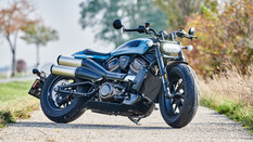 Am Seitenständer abgestellte Harley Davidson Sportster S von schräg vorne fotografiert.