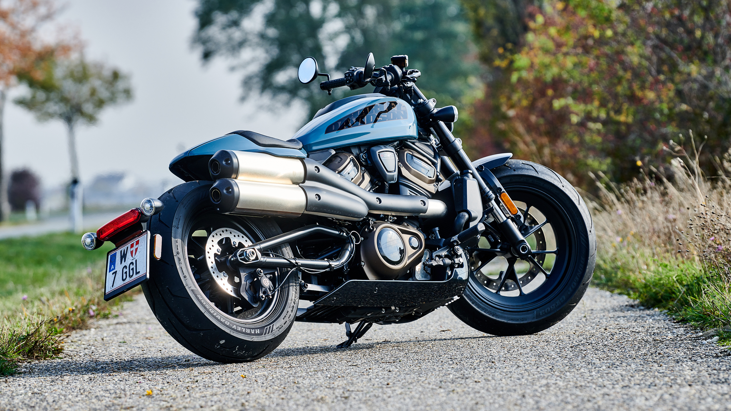 Am Seitenständer abgestellte Harley Davidson Sportster S von schräg hinten fotografiert.