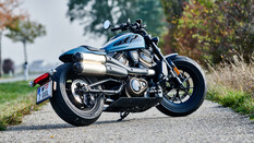 Am Seitenständer abgestellte Harley Davidson Sportster S von schräg hinten fotografiert.