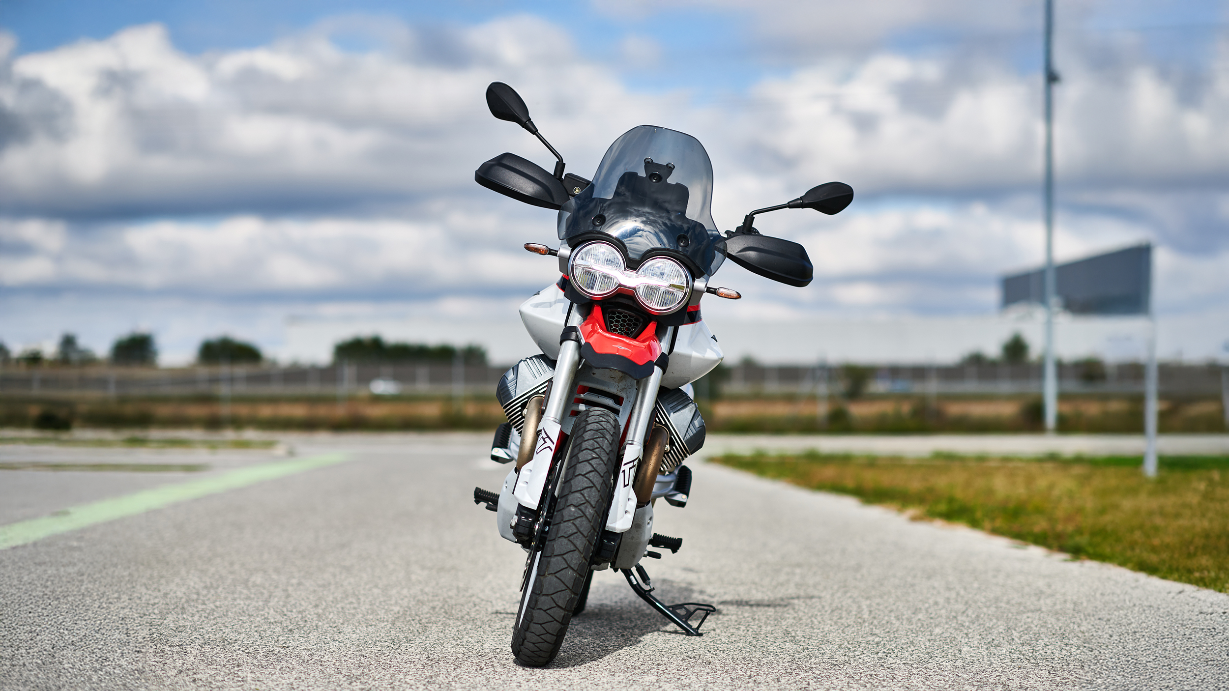 Moto Guzzi V85 TT am Seitenständer stehend gerade von vorne fotograftiert
