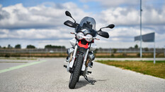 Moto Guzzi V85 TT am Seitenständer stehend gerade von vorne fotograftiert
