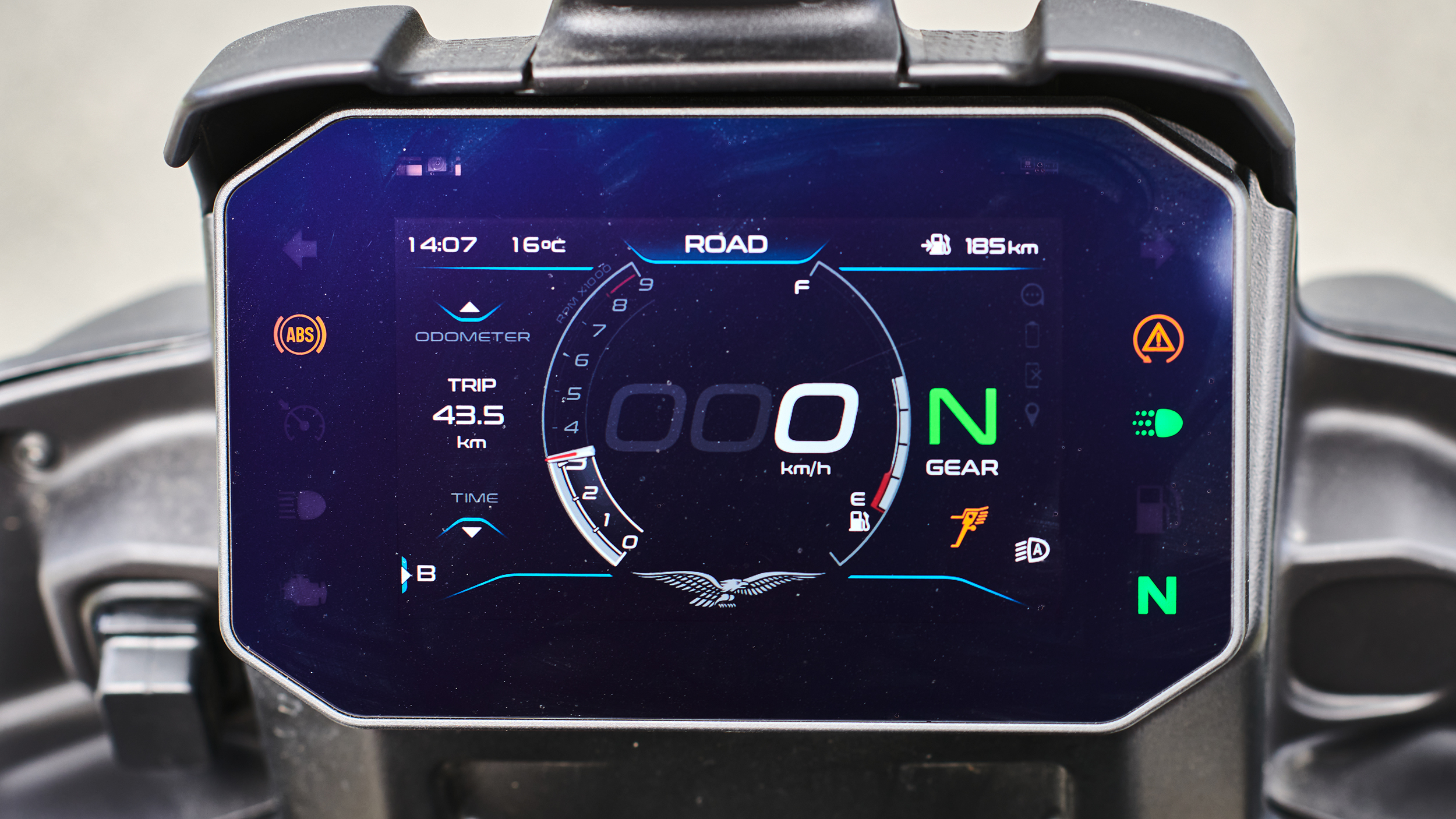 Zentrales Multimedia-Display der Guzzi V85 TT mit Geschwindigkeitsanzeige 