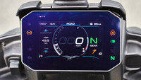 Zentrales Multimedia-Display der Guzzi V85 TT mit Geschwindigkeitsanzeige