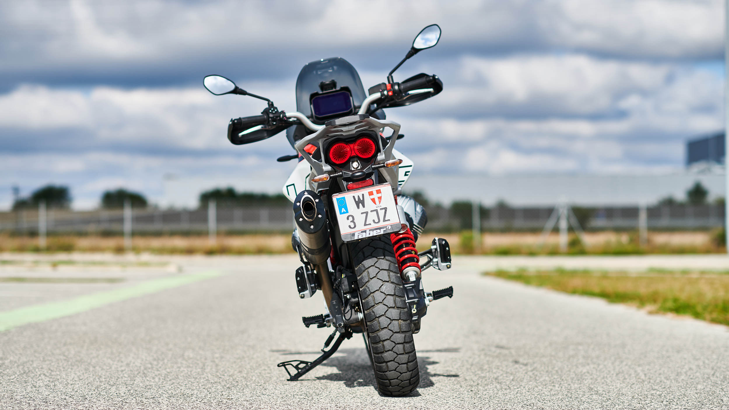 Moto Guzzi V85 TT am Seitenständer stehend gerade von hinten fotografiert