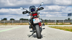 Moto Guzzi V85 TT am Seitenständer stehend gerade von hinten fotografiert