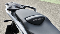 Foto vom hinteren Ende der Sitzbank der Moto Guzzi V85 TT