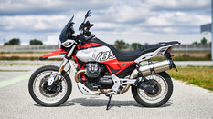 Moto Guzzi V85 TT am Seitenständer stehend seitlich fotografiert
