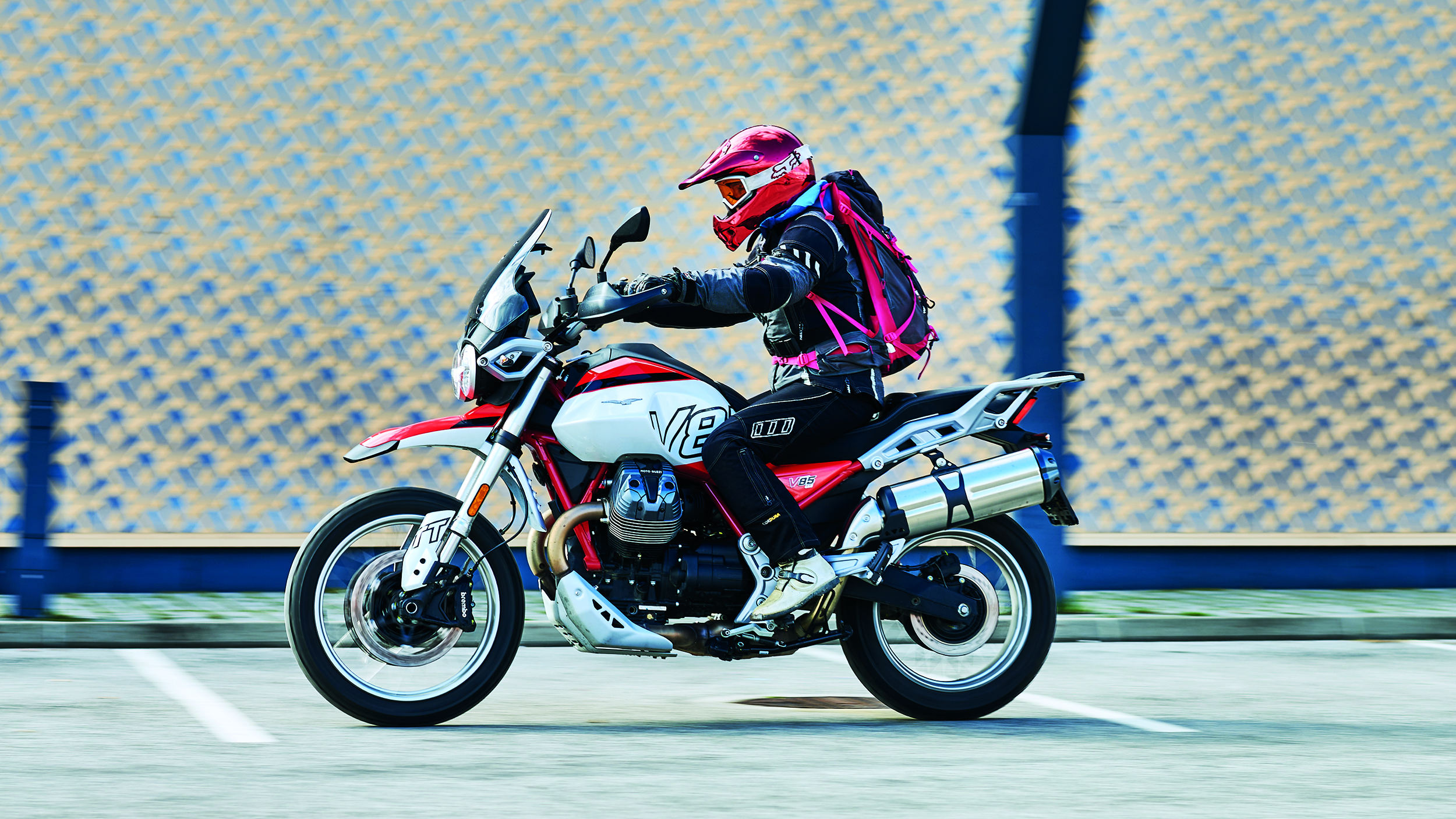 Moto Guzzi V85 TT fahrend seitlich fotografiert