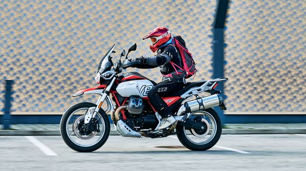 Moto Guzzi V85 TT fahrend seitlich fotografiert