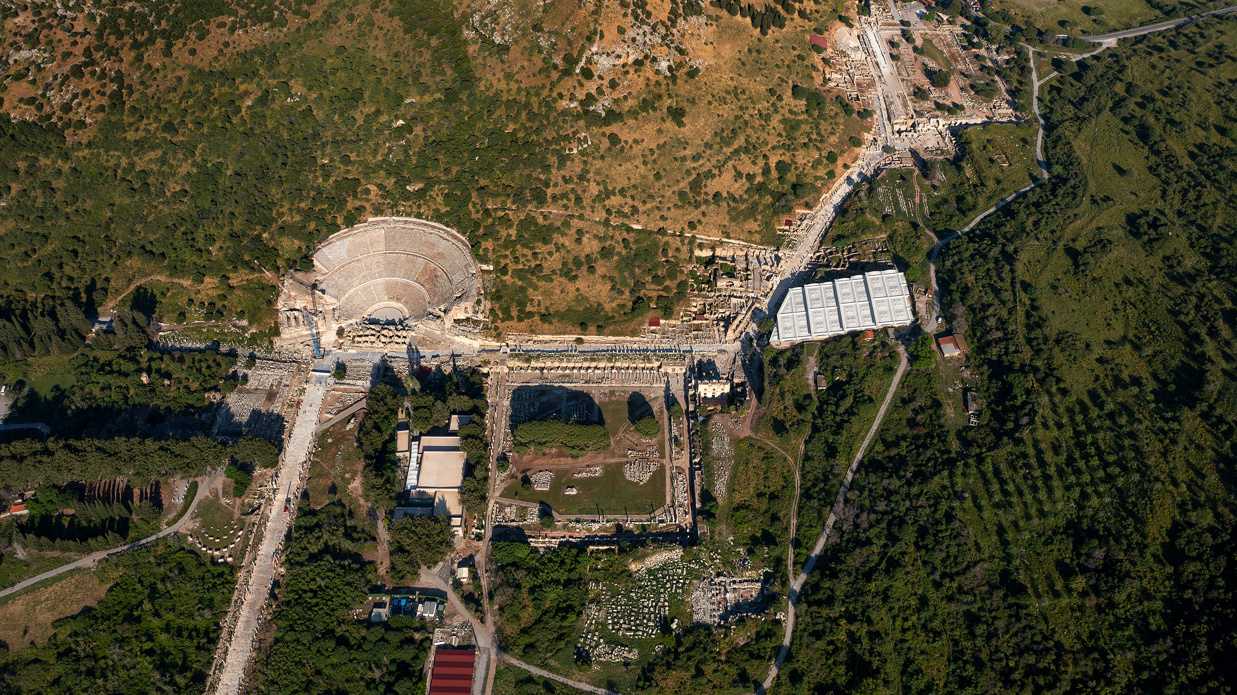 Luftaufnahme der Ausgrabungsstätte in Ephesos/Türkei mit dem Amphitheater.