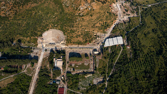 Luftaufnahme der Ausgrabungsstätte in Ephesos/Türkei mit dem Amphitheater.