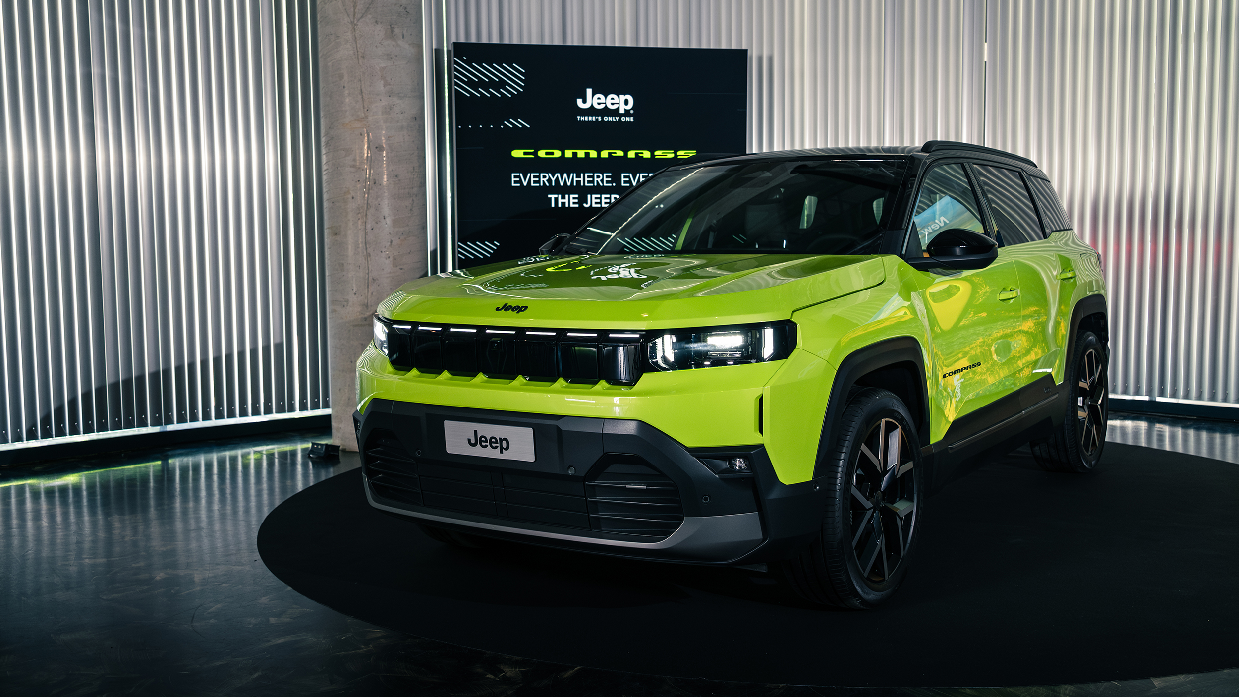Ein limettengrünes Jeep-SUV bei seiner Präsentation