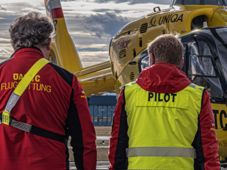 Header_gwand.jpg Auf dem Bild sieht man drei Crewmitglieder der ÖAMTC-Flugrettung von hinten, wie sie auf einen Hubschrauber zugehen.