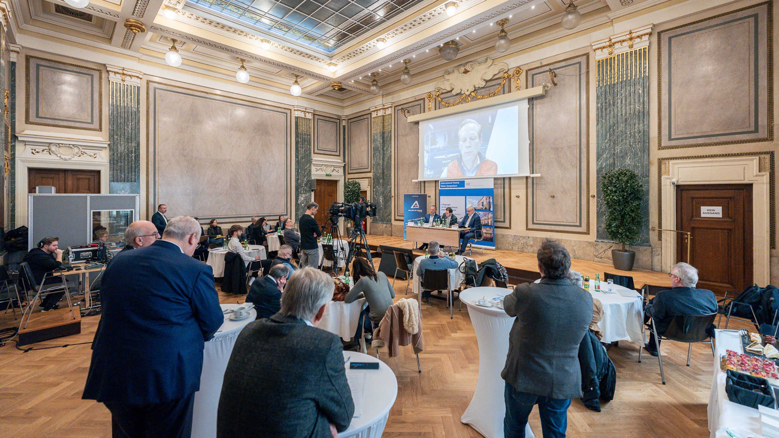 Eine Pressekonferenz in einem prunkvollen Saal