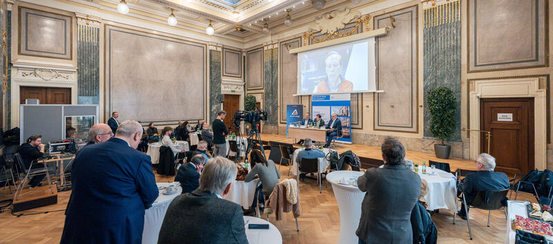 Eine Pressekonferenz in einem prunkvollen Saal