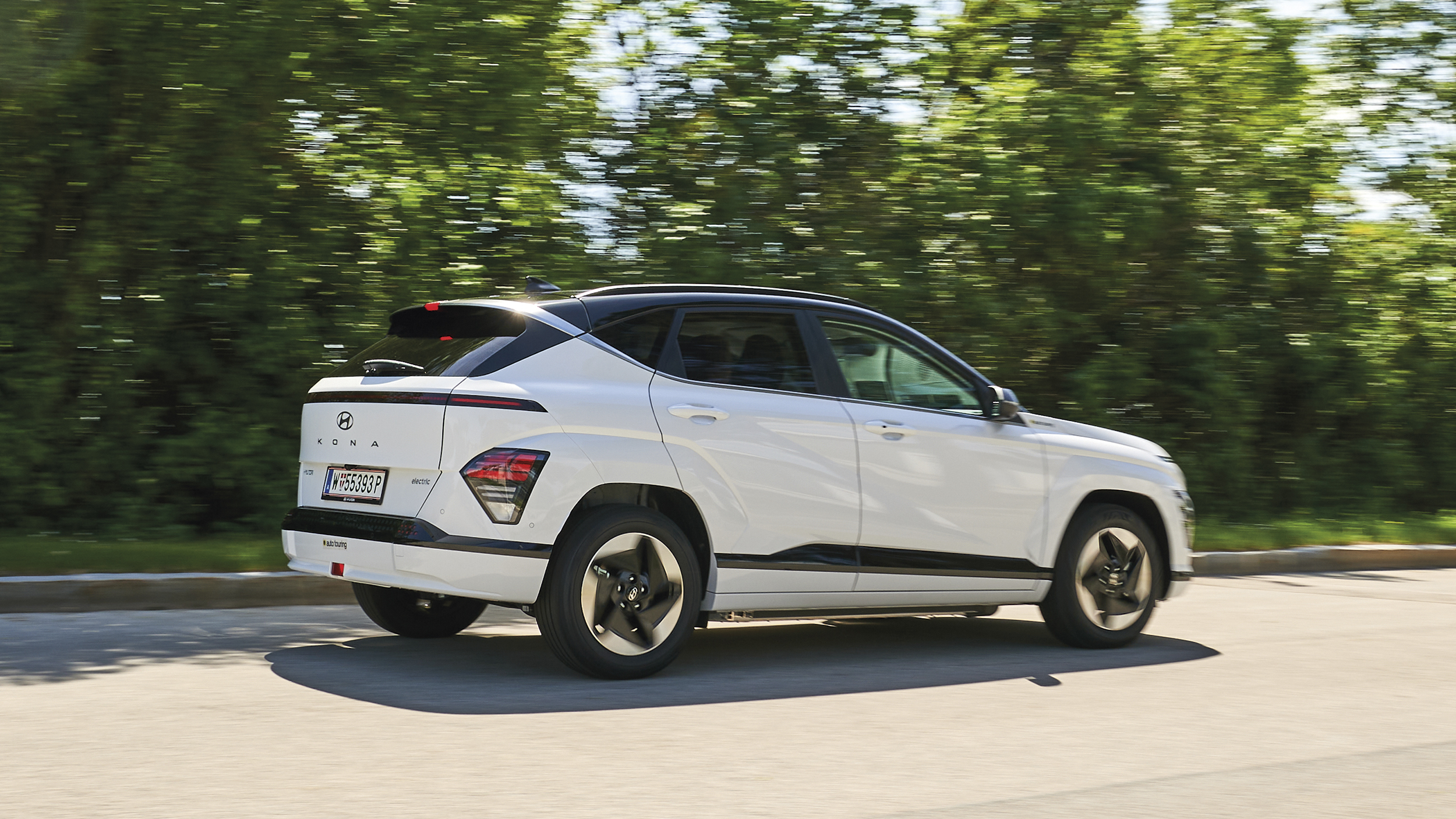 Hyundai Kona, weiß fahrend