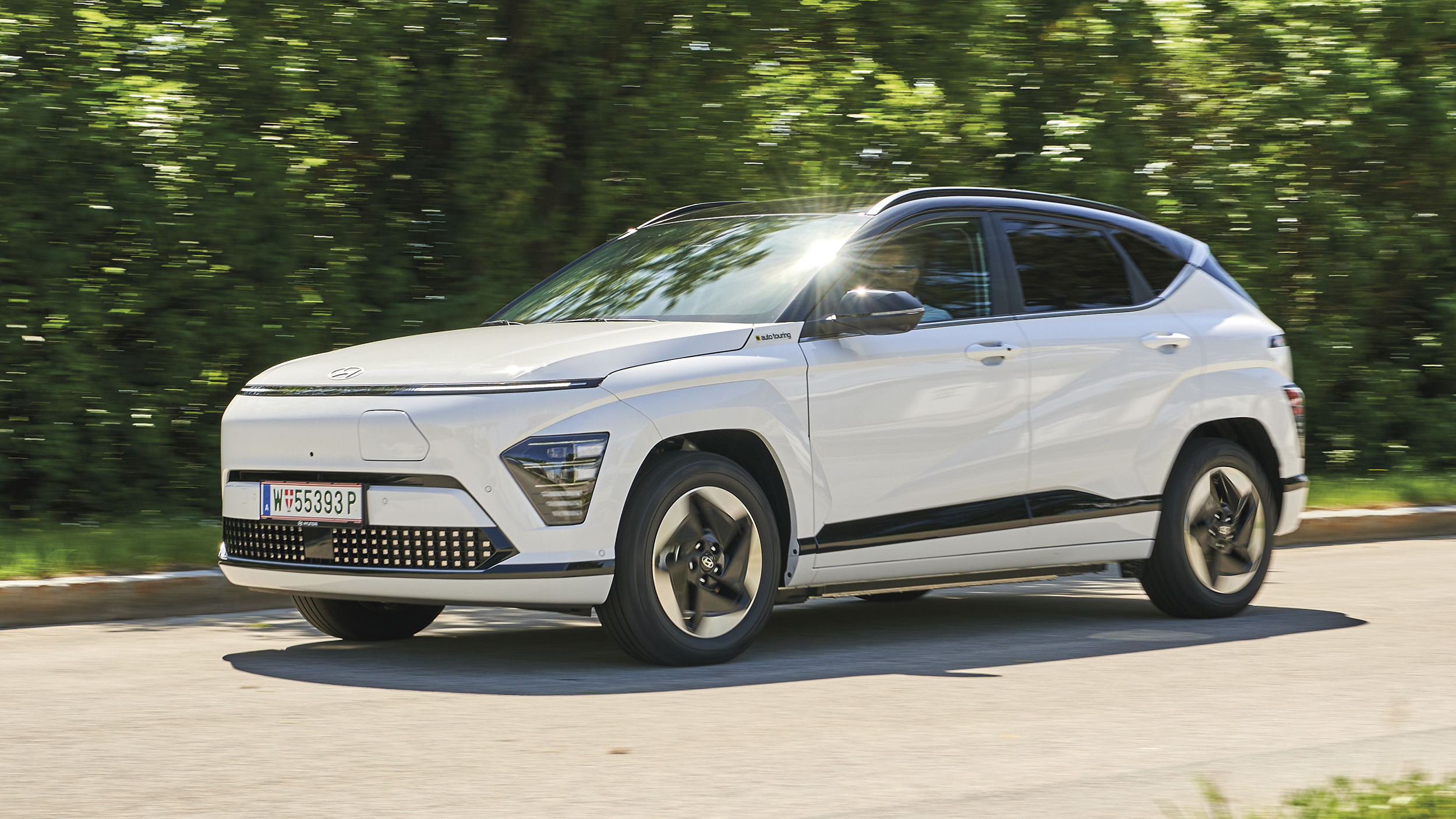 Hyundai Kona, weiß fahrend