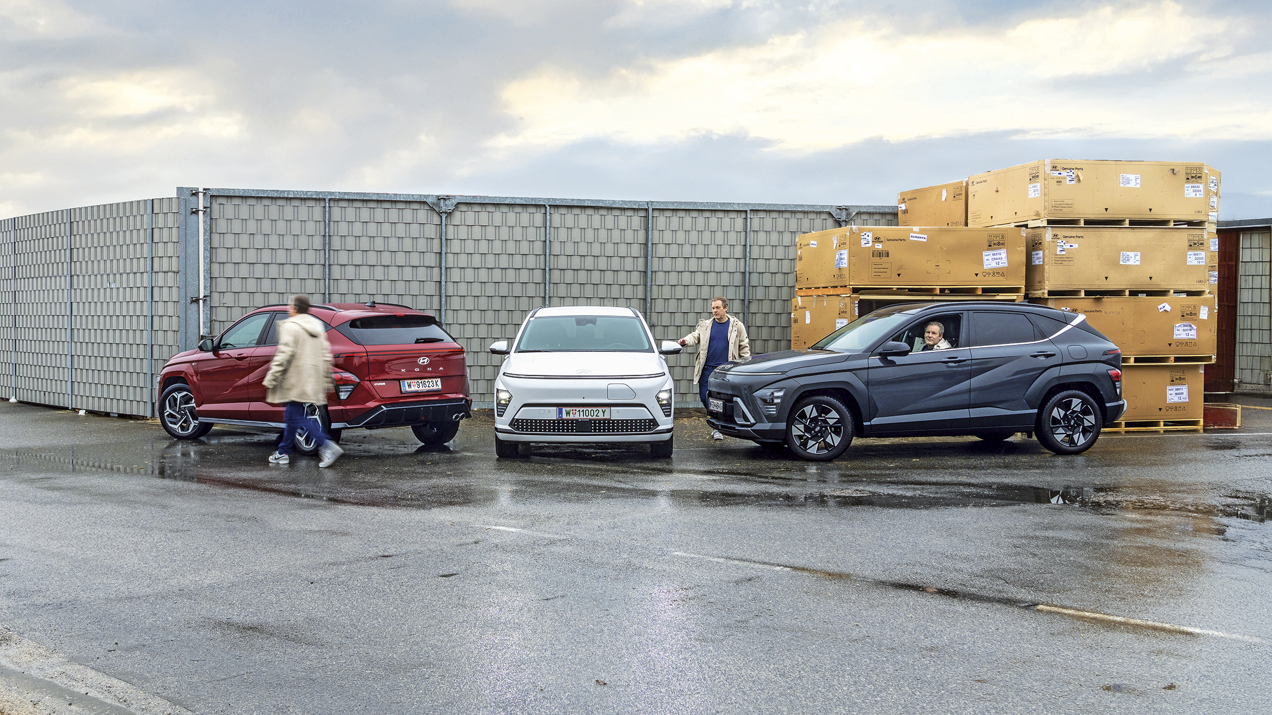 Hyundai Kona drei Modelle nebeneinander in rot weiß und grau