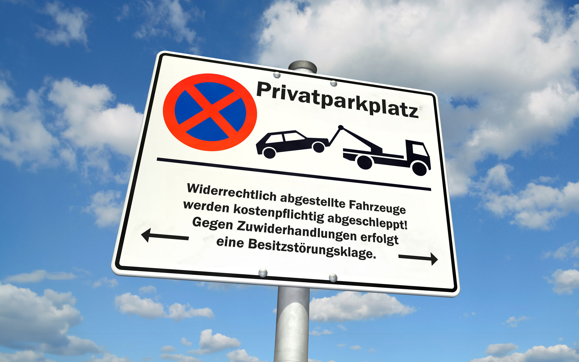 Ein Verkehrsschild Halten & Parken verboten, das anzeigt, dass es sich um einen Privatparkplatz handelt.