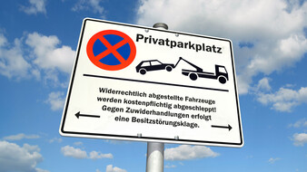 Ein Verkehrsschild Halten & Parken verboten, das anzeigt, dass es sich um einen Privatparkplatz handelt.