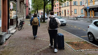 Reisende verlassen Hotel