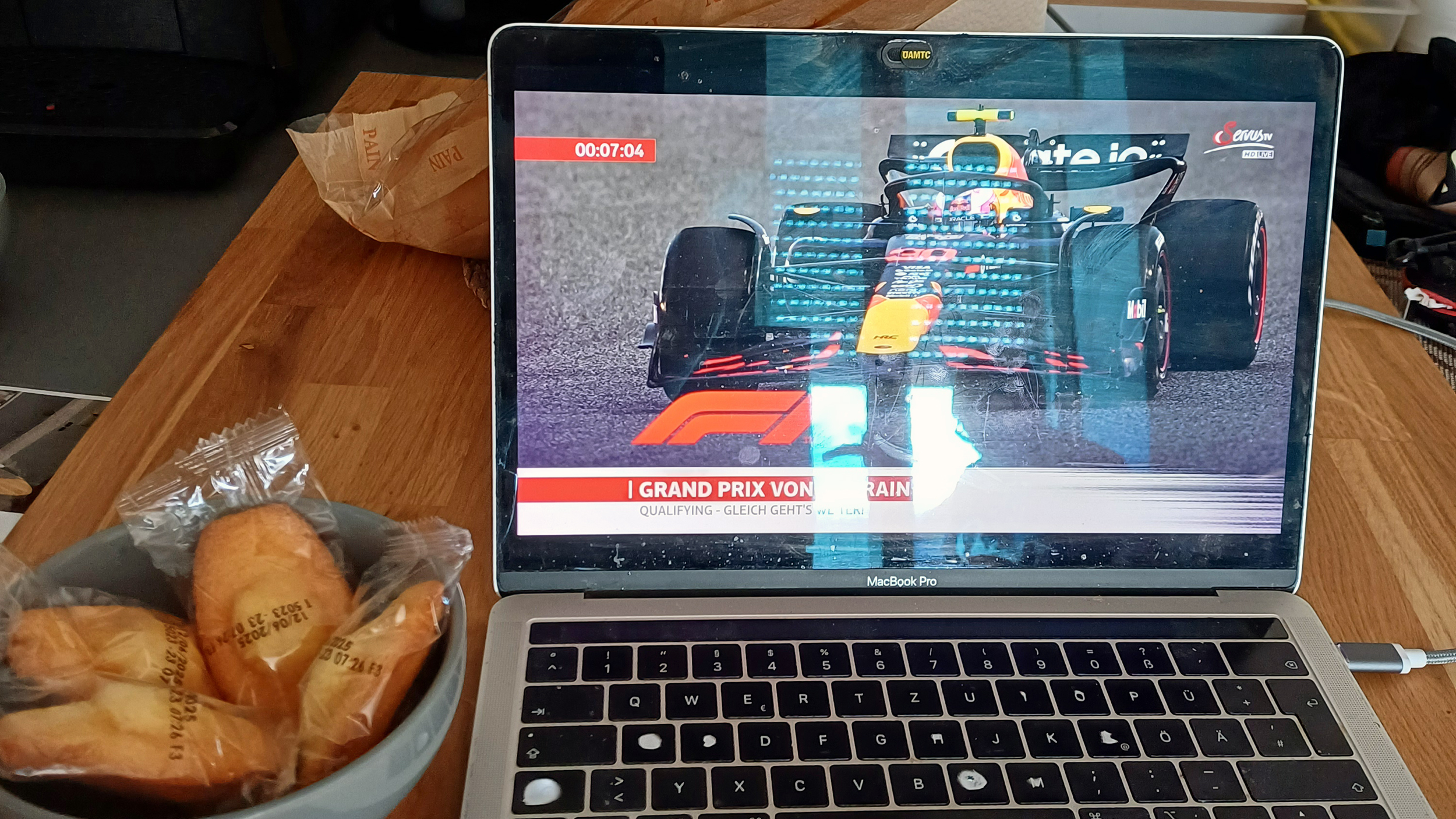 Formel-1-Rennen auf einem Laptop
