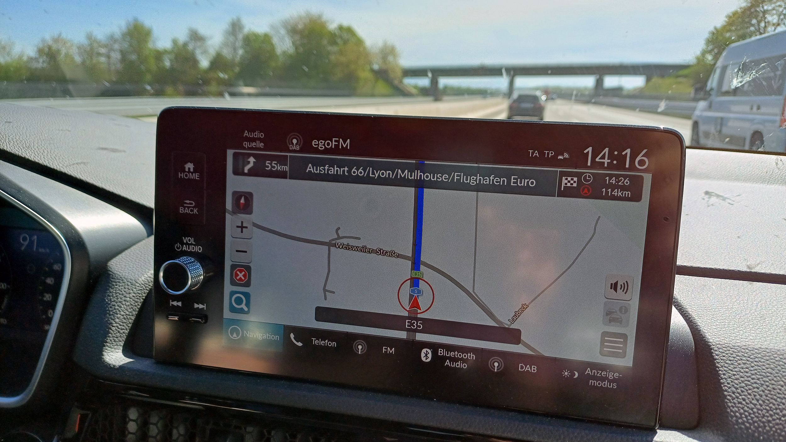 Navigationssystem auf der Autobahn