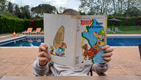 Eine Person liest Asterix